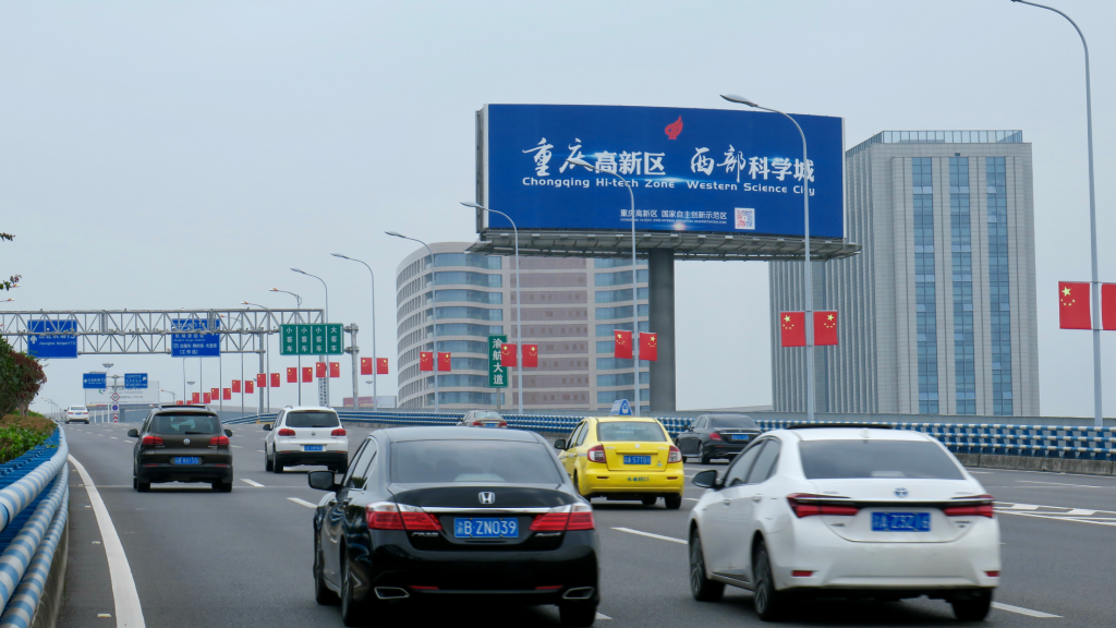 重慶江北機場T3戶外單立柱廣告